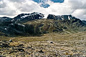 La lingua del ghiacciaio Surtningussua (2368 m.) a N-O del sentiero che scende a Memurubu. 